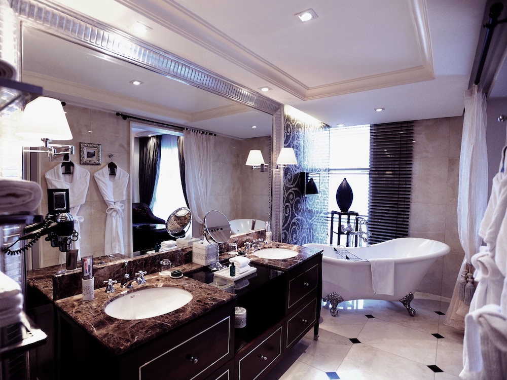 ALA OPERA, HABITACIÓN GRAND PREMIUM CON BENEFICIOS DE CLUB LOUNGE, CAMA KING del hotel Sofitel Legend Metropole Hanoi. Foto 7