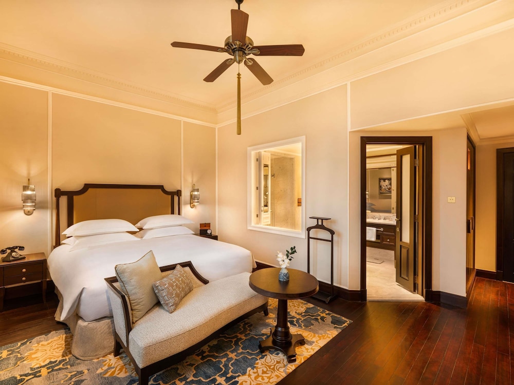 ALA HERITAGE, HABITACIÓN GRAND LUXURY CON PRIVILEGIOS Y BENEFICIOS METROPOLE, CAMA KING del hotel Sofitel Legend Metropole Hanoi. Foto 2