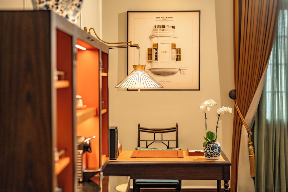 ALA HERITAGE, HABITACIÓN GRAND LUXURY CON PRIVILEGIOS Y BENEFICIOS METROPOLE, CAMA KING del hotel Sofitel Legend Metropole Hanoi. Foto 4