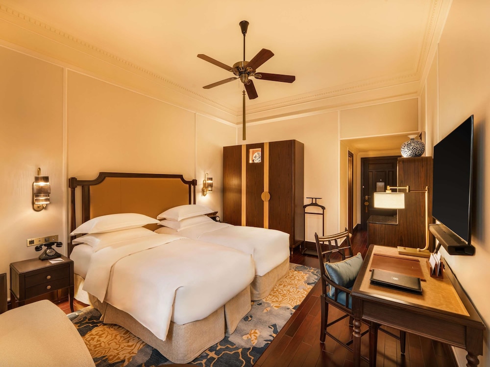 ALA HERITAGE, HABITACIÓN GRAND LUXURY CON PRIVILEGIOS Y BENEFICIOS METROPOLE, CAMAS TWIN del hotel Sofitel Legend Metropole Hanoi. Foto 3