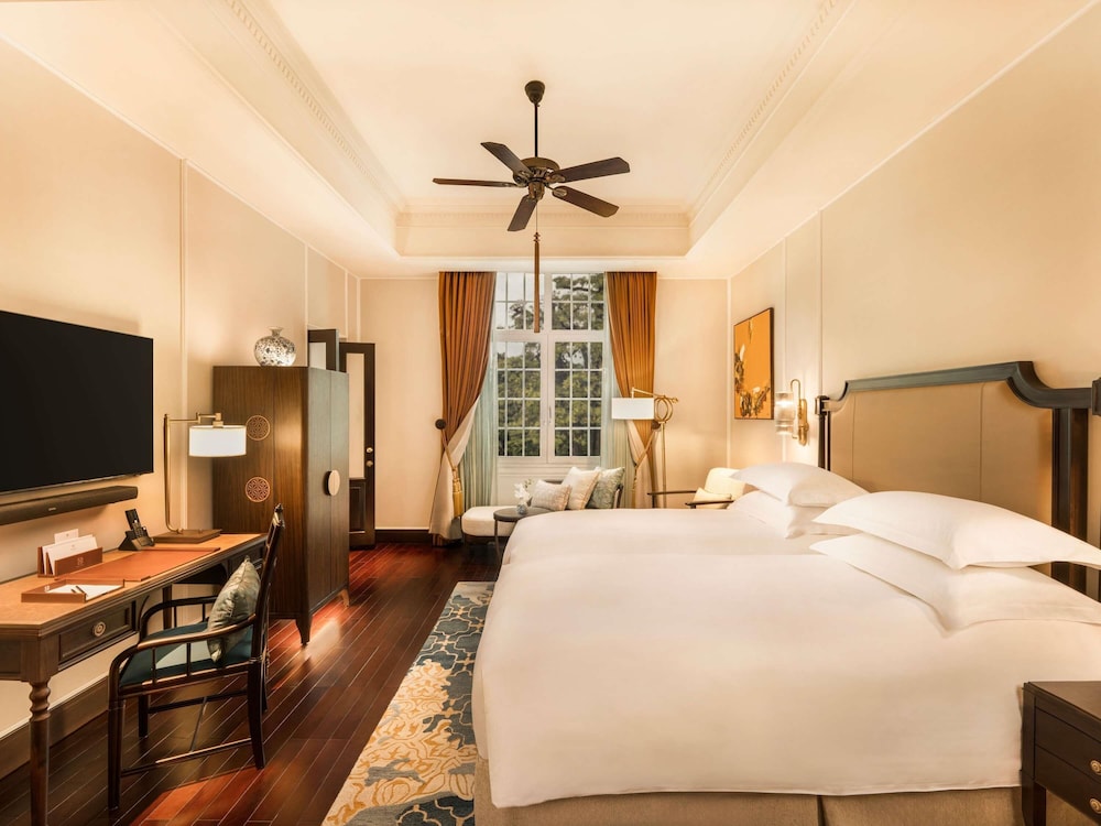 ALA HERITAGE, HABITACIÓN GRAND LUXURY CON PRIVILEGIOS Y BENEFICIOS METROPOLE, CAMAS TWIN del hotel Sofitel Legend Metropole Hanoi. Foto 4