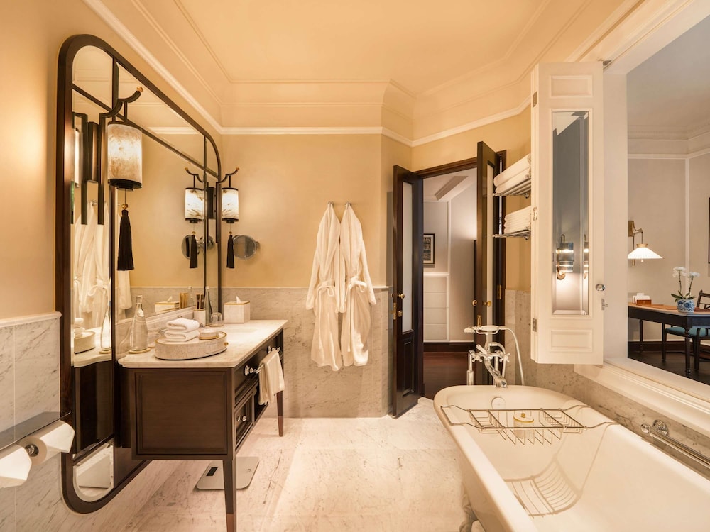 ALA HERITAGE, HABITACIÓN GRAND LUXURY CON PRIVILEGIOS Y BENEFICIOS METROPOLE, CAMAS TWIN del hotel Sofitel Legend Metropole Hanoi. Foto 5