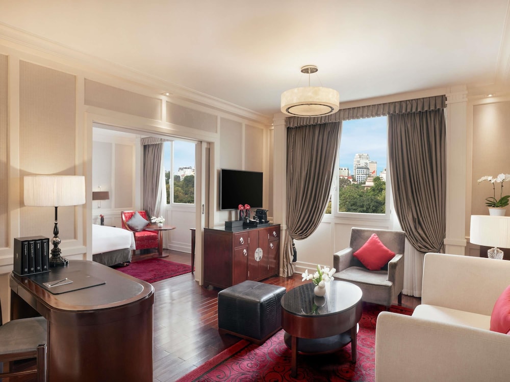ALA OPERA, SUITE PRESTIGE CON BENEFICIOS DE CLUB LOUNGE, CAMA KING del hotel Sofitel Legend Metropole Hanoi