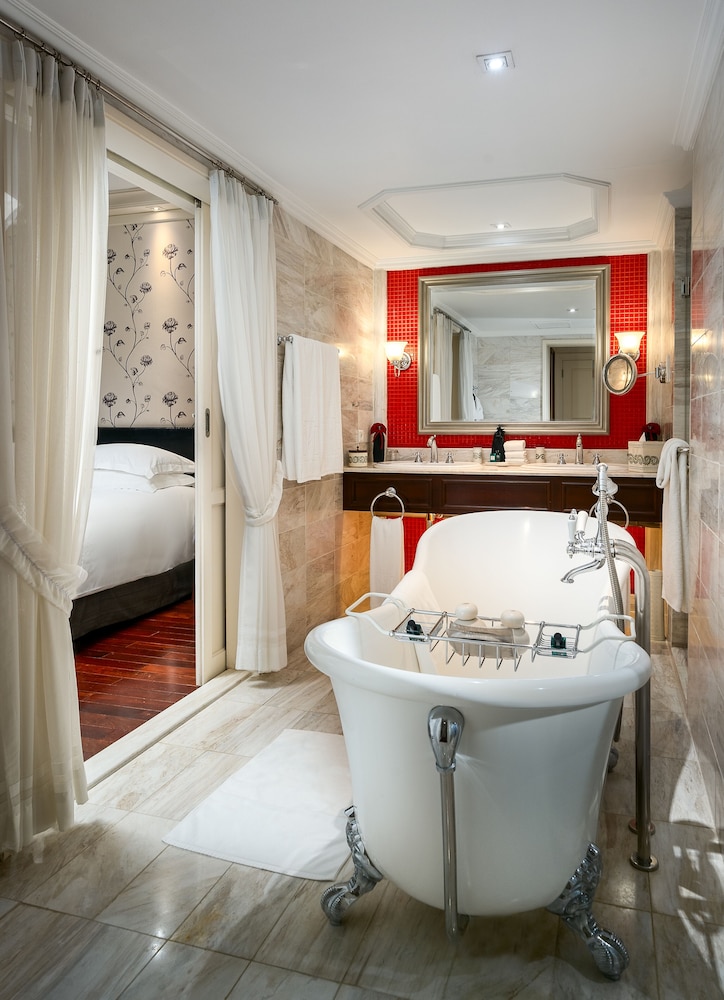 ALA OPERA, SUITE PRESTIGE CON BENEFICIOS DE CLUB LOUNGE, CAMA KING del hotel Sofitel Legend Metropole Hanoi. Foto 1