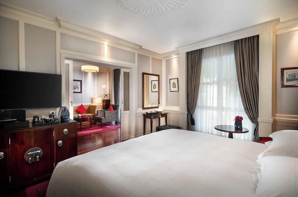 ALA OPERA, SUITE PRESTIGE CON BENEFICIOS DE CLUB LOUNGE, CAMA KING del hotel Sofitel Legend Metropole Hanoi. Foto 2