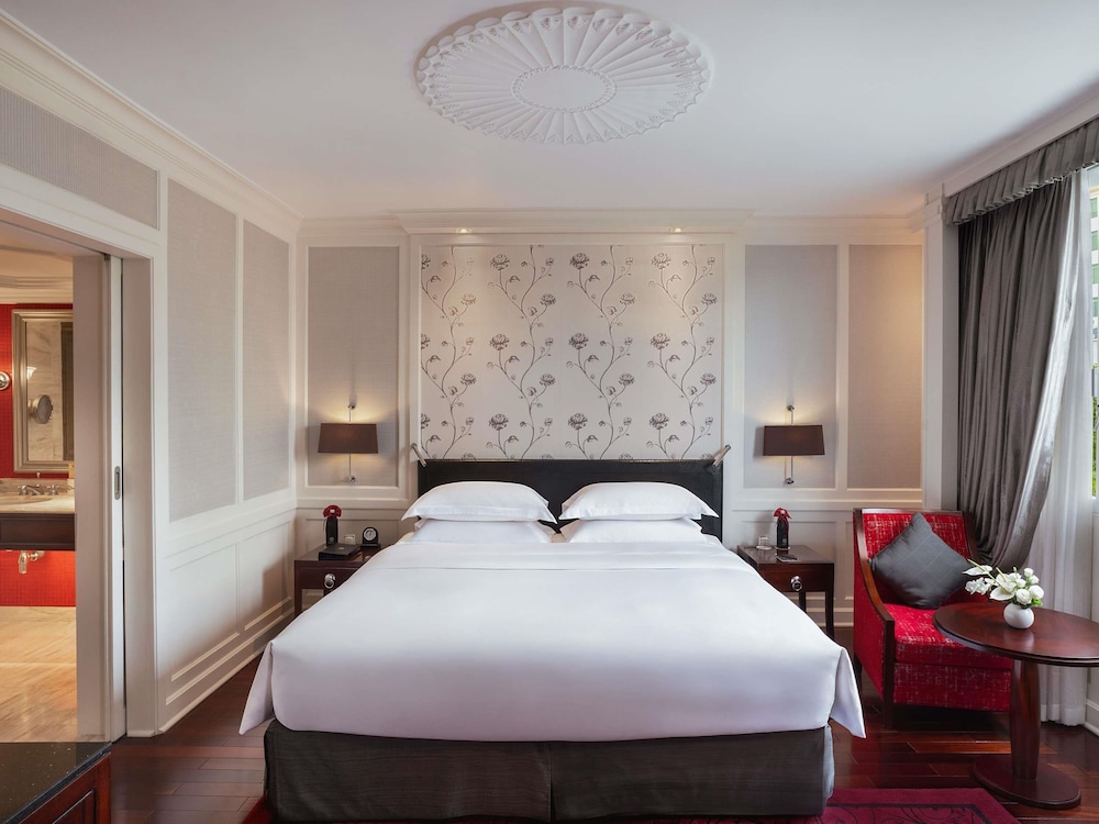 ALA OPERA, SUITE PRESTIGE CON BENEFICIOS DE CLUB LOUNGE, CAMA KING del hotel Sofitel Legend Metropole Hanoi. Foto 3