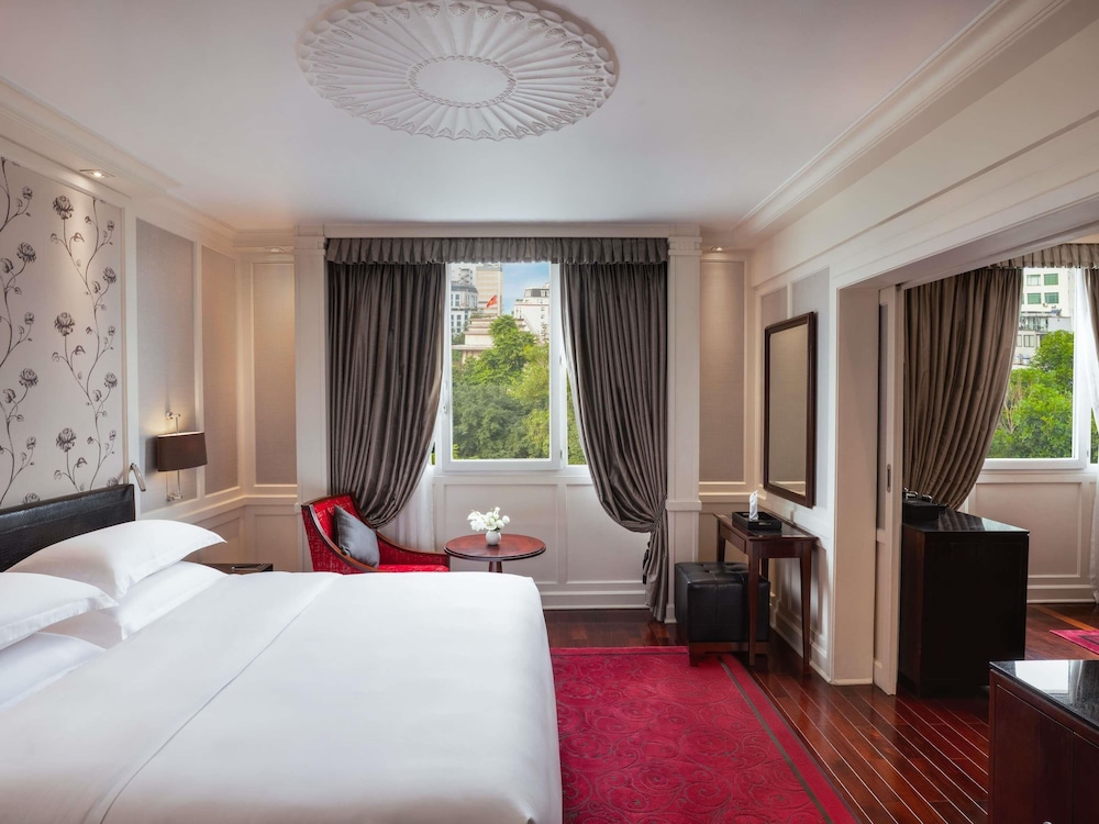 ALA OPERA, SUITE PRESTIGE CON BENEFICIOS DE CLUB LOUNGE, CAMA KING del hotel Sofitel Legend Metropole Hanoi. Foto 4