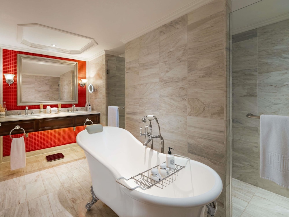 ALA OPERA, SUITE PRESTIGE CON BENEFICIOS DE CLUB LOUNGE, CAMA KING del hotel Sofitel Legend Metropole Hanoi. Foto 5