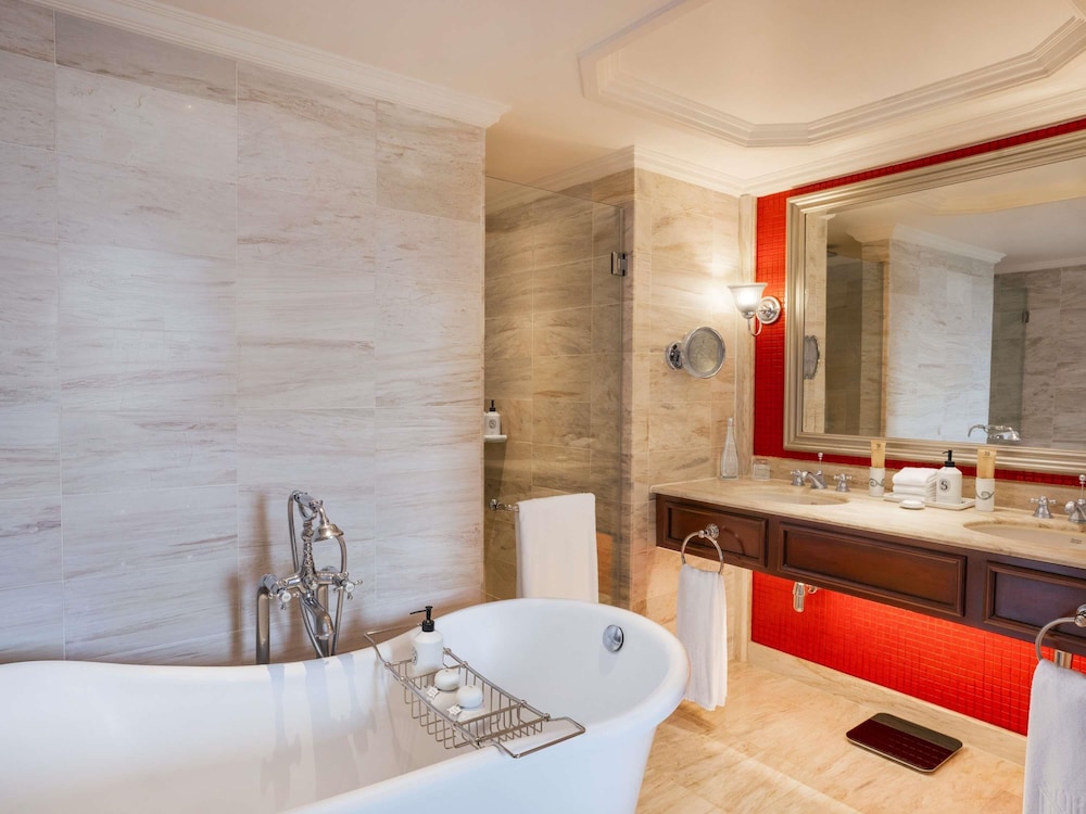 ALA OPERA, SUITE PRESTIGE CON BENEFICIOS DE CLUB LOUNGE, CAMA KING del hotel Sofitel Legend Metropole Hanoi. Foto 6