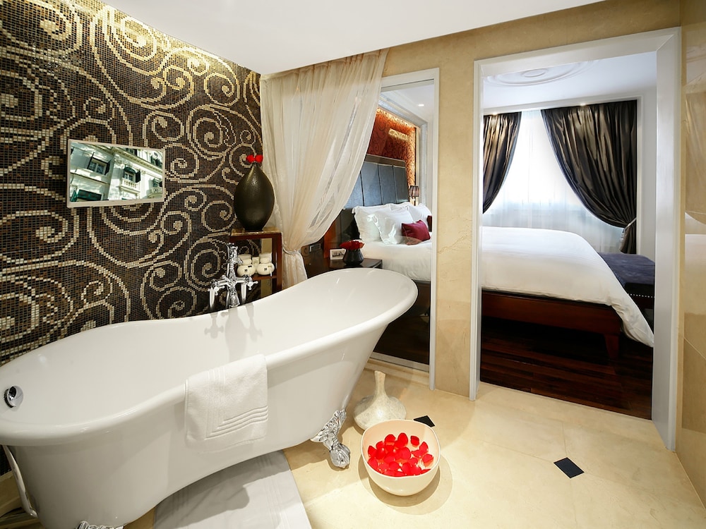 ALA OPERA, SUITE PRESTIGE CON BENEFICIOS DE CLUB LOUNGE, CAMA KING del hotel Sofitel Legend Metropole Hanoi. Foto 8