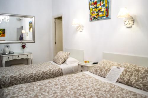 Habitación Doble con cama supletoria del hotel Un Patio En Santa Cruz