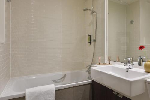 Habitación Doble Clásica del hotel Citadines Maine Montparnasse. Foto 2