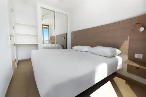 Classic One Bedroom Apartment with Balcony and Sea View del hotel Servatur Altamar. Foto 1