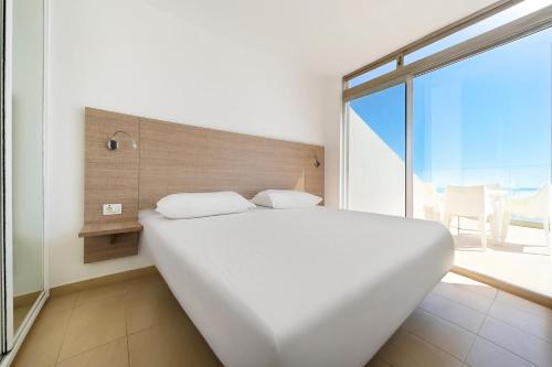 Classic One Bedroom Apartment High Floor with Sea View del hotel Servatur Altamar