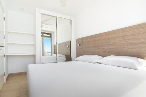 Classic One Bedroom Apartment High Floor with Sea View del hotel Servatur Altamar. Foto 1