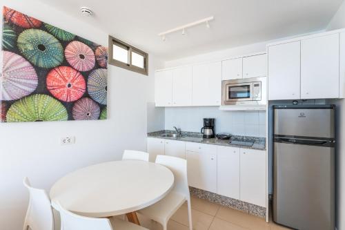 Classic One Bedroom Apartment High Floor with Sea View del hotel Servatur Altamar. Foto 4