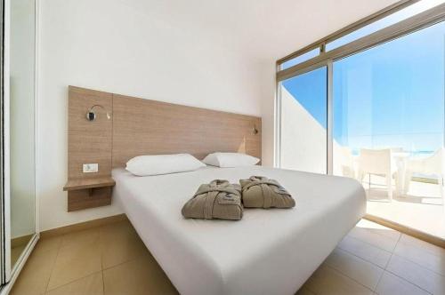 Premium One Bedroom Apartment High Floor with Sea View del hotel Servatur Altamar