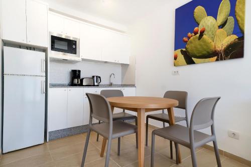 Apartamento Clásico de 1 dormitorio con balcón y vistas parciales al mar del hotel Servatur Altamar. Foto 15