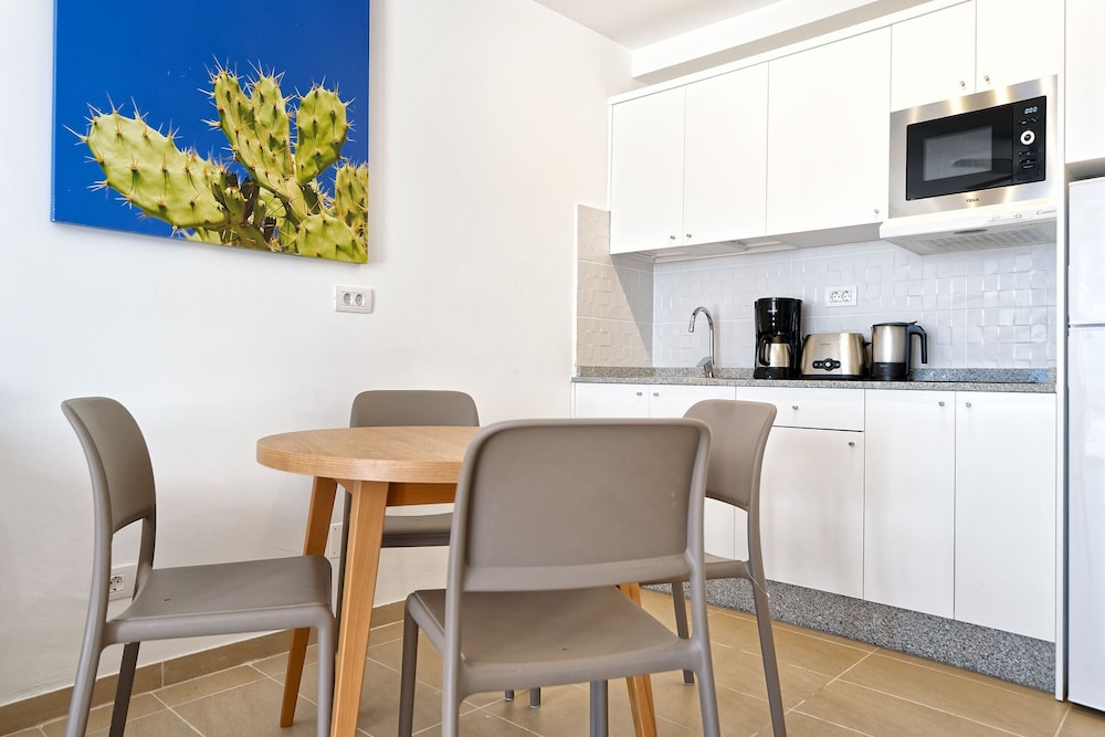 Apartamento clásico, 1 habitación, balcón, vistas parciales al mar del hotel Servatur Altamar. Foto 2