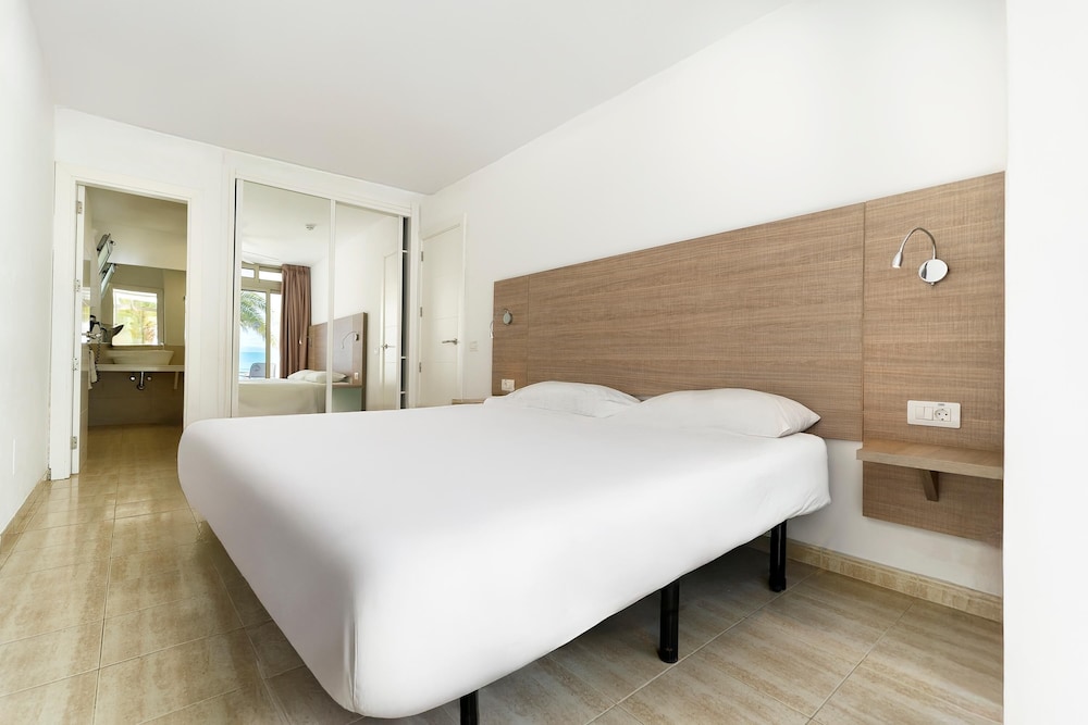 Apartamento clásico, 2 habitaciones, balcón, vistas al mar del hotel Servatur Altamar. Foto 2