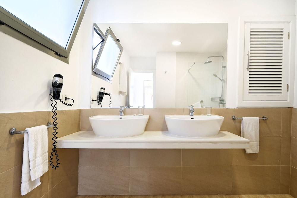 Apartamento clásico, 2 habitaciones, balcón, vistas al mar del hotel Servatur Altamar. Foto 8