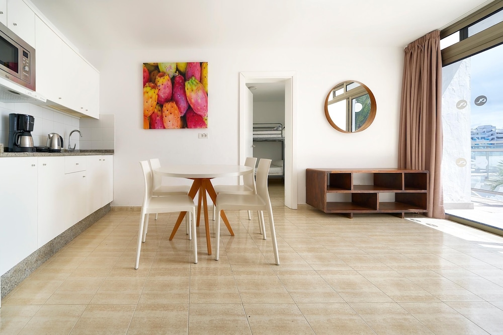 Apartamento clásico, 2 habitaciones, balcón, vistas al mar del hotel Servatur Altamar. Foto 10