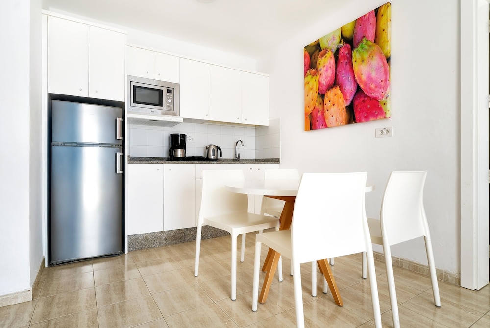 Apartamento clásico, 2 habitaciones, balcón, vistas al mar del hotel Servatur Altamar. Foto 11