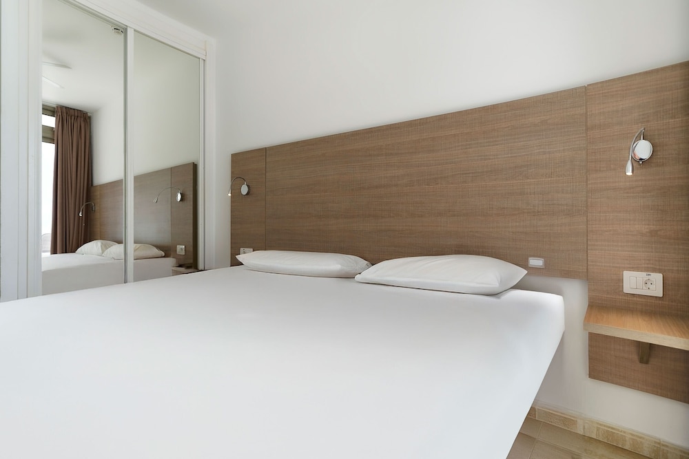 Apartamento clásico, 2 habitaciones, balcón, vistas al mar del hotel Servatur Altamar. Foto 1