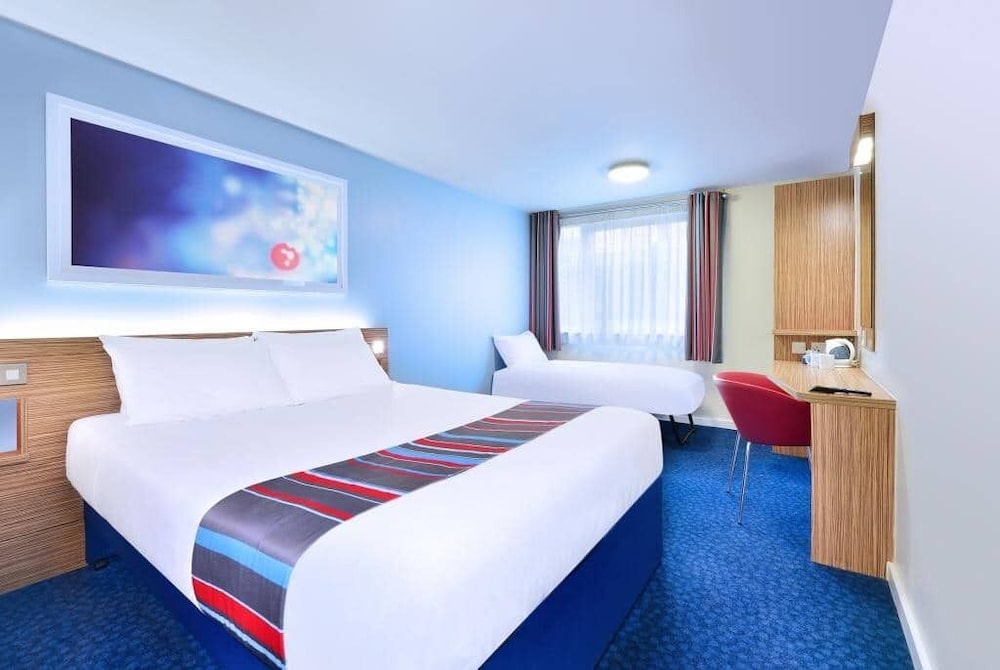 Habitación familiar del hotel Travelodge London Docklands. Foto 1