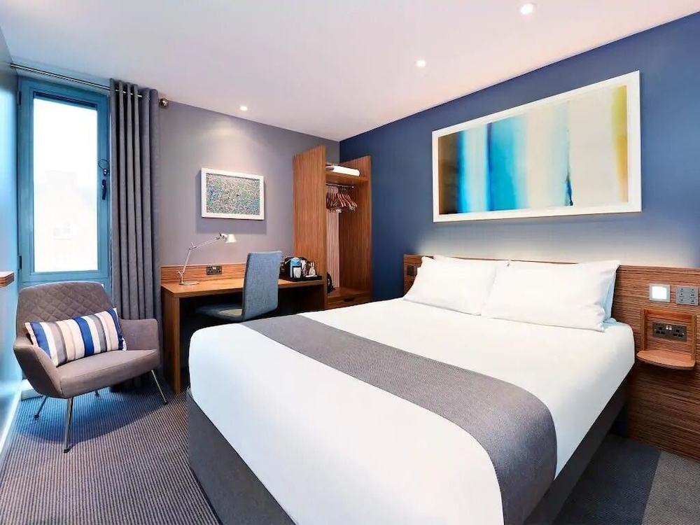 Habitación doble superior del hotel Travelodge London Docklands. Foto 1