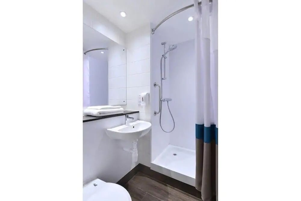 Habitación doble superior del hotel Travelodge London Docklands. Foto 2