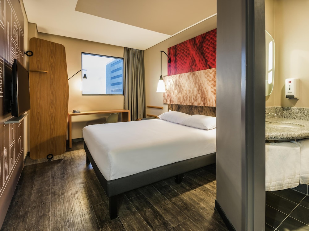 Habitación Standard con 1 cama doble y 1 sofá cama del hotel Ibis Barranquilla
