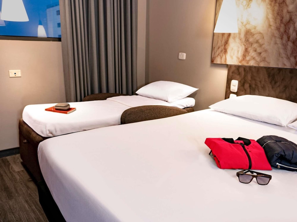 Habitación Standard con 1 cama doble y 1 sofá cama del hotel Ibis Barranquilla. Foto 6