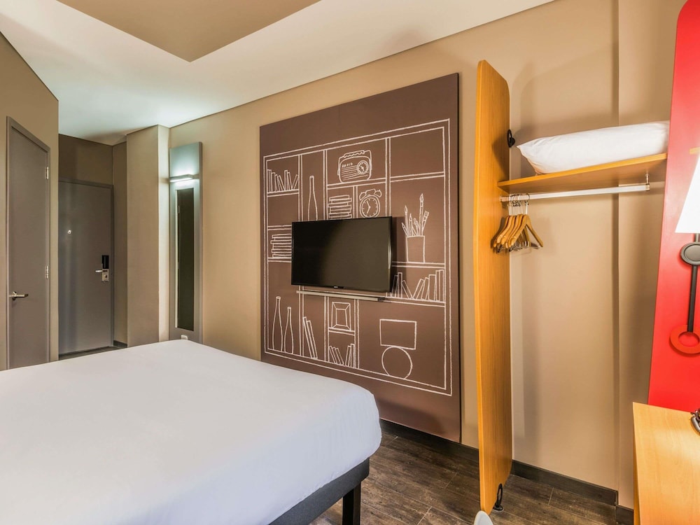 Habitación Standard con 1 cama doble y 1 sofá cama del hotel Ibis Barranquilla. Foto 8