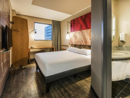 Habitación para personas con discapacidades motoras del hotel Ibis Barranquilla. Foto 1