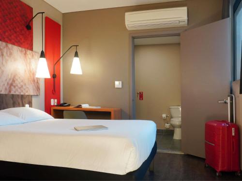 Habitación para personas con discapacidades motoras del hotel Ibis Barranquilla. Foto 2