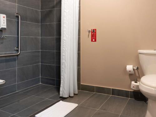 Habitación para personas con discapacidades motoras del hotel Ibis Barranquilla. Foto 4