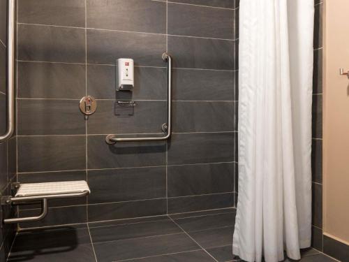 Habitación para personas con discapacidades motoras del hotel Ibis Barranquilla. Foto 5