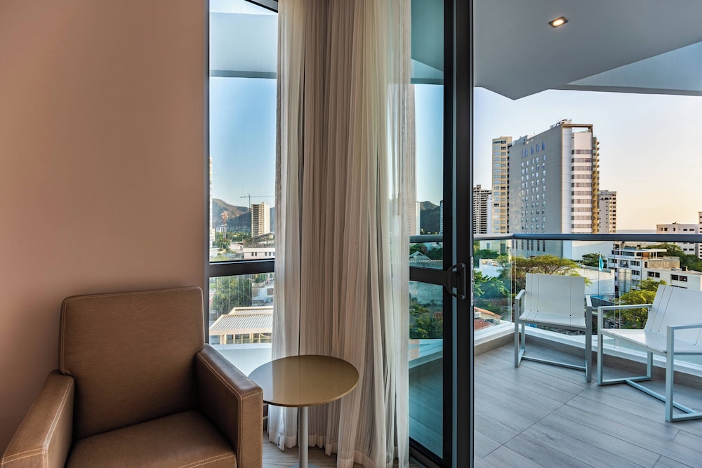 Habitación, 2 camas dobles, balcón del hotel Ac By Marriott Santa Marta. Foto 3