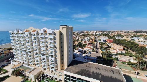 Apartamento con terraza y vistas al mar del hotel Destinos de Sol Roquetas de Mar - Montepío Minería. Foto 1