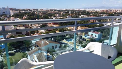 Apartamento con terraza y vistas al mar del hotel Destinos de Sol Roquetas de Mar - Montepío Minería. Foto 7