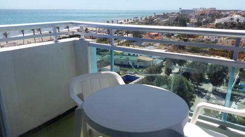 Apartamento con terraza y vistas al mar del hotel Destinos de Sol Roquetas de Mar - Montepío Minería. Foto 10