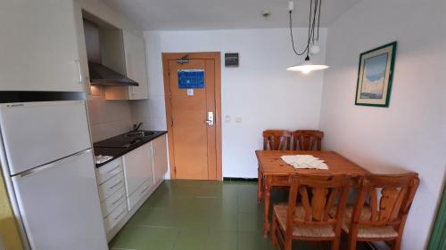 Apartamento con terraza y vistas al mar del hotel Destinos de Sol Roquetas de Mar - Montepío Minería. Foto 11