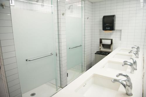 Habitación privada con literas y baño compartido del hotel YMCA WEST SIDE. Foto 16
