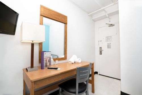 Habitación privada con literas y baño compartido del hotel YMCA WEST SIDE. Foto 9