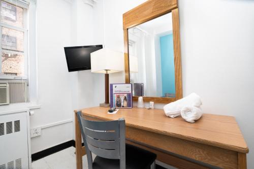 Habitación privada con literas y baño compartido del hotel YMCA WEST SIDE. Foto 10