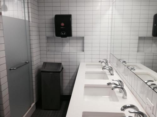 Habitación privada con literas y baño compartido del hotel YMCA WEST SIDE. Foto 13