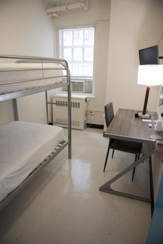 Habitación privada con literas y baño compartido del hotel YMCA WEST SIDE. Foto 18