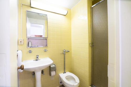 Habitación Doble Deluxe con baño privado del hotel YMCA WEST SIDE. Foto 2