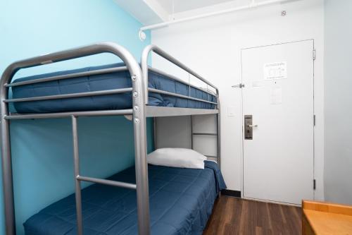 Habitación Privada Deluxe con literas y baño semiprivado del hotel YMCA WEST SIDE. Foto 6